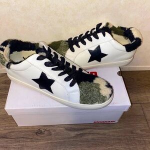 Sneakers women’s size 10 new tennis shoe with faux fleece Camo